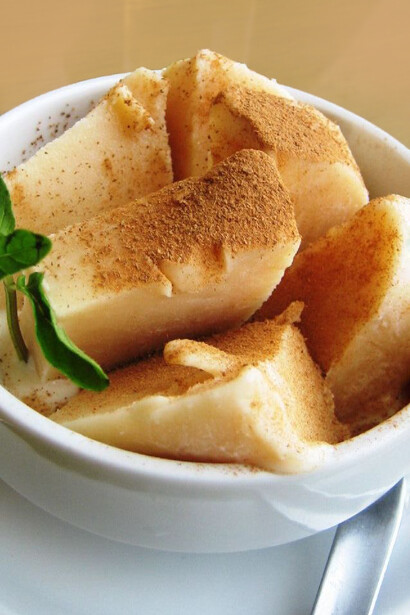 Queso helado arequipeño servido con canela en polvo y menta