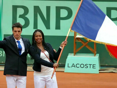 Cérémonie de passage de drapeau entre Tony Estanguet et Laura Flessel pour les Jeux Olympiques de Londres en 2012