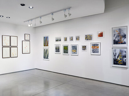 Varis artistas, Entre lo que se ve y se adivina, vista de exhibición. Cortesía de la Galería Otto 