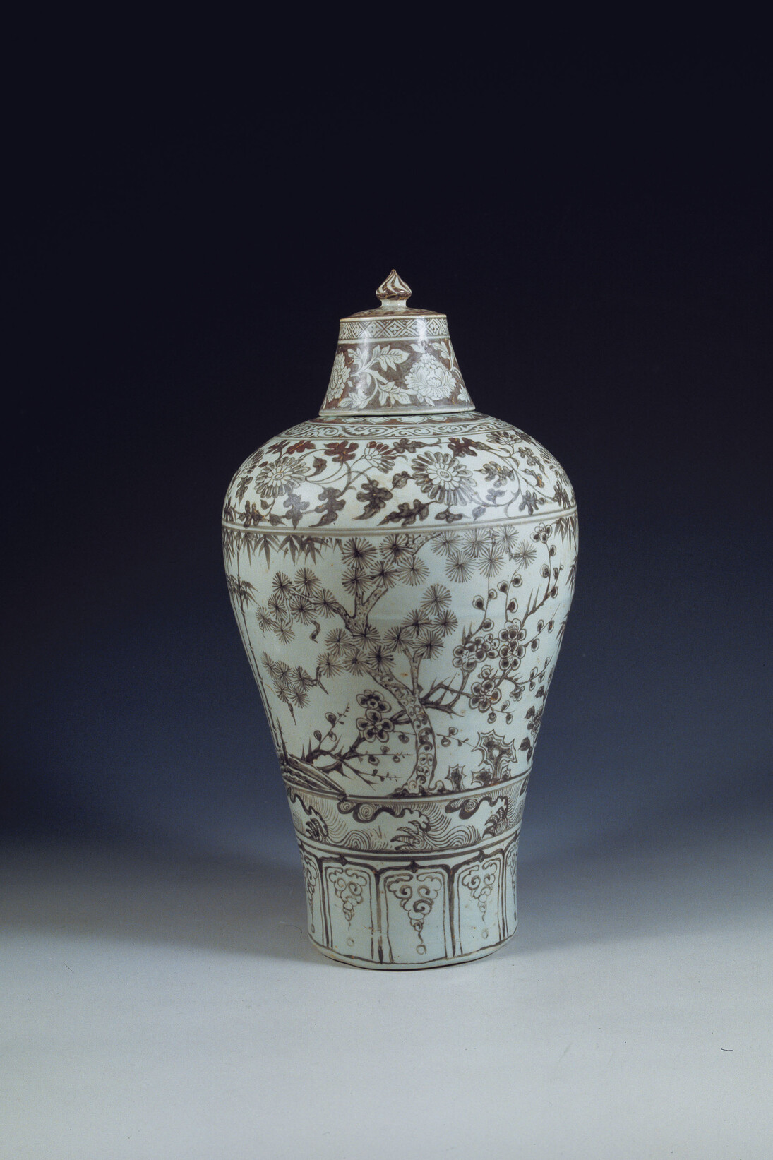 Meiping Jar. Meiping (plum vase) jar with cover and floral decoration