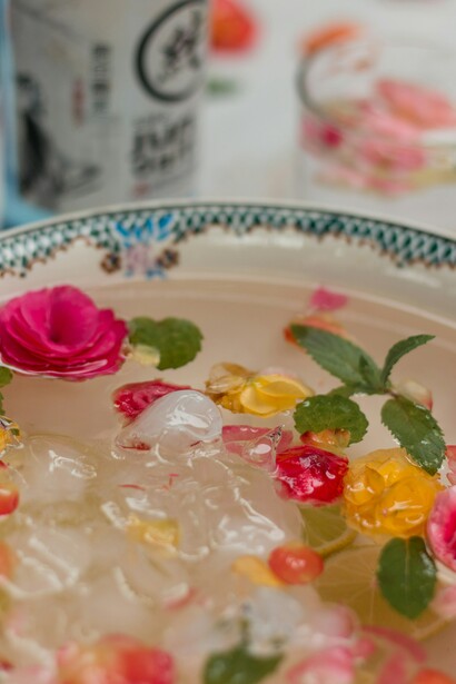 Preparazione sake. Gli ingredienti del sake sono pochi e semplicissimi: riso, acqua e il fungo aspergillus oryzae, chiamato più semplicemente koji, che è il responsabile della saccarificazione del riso durante il processo di preparazione
