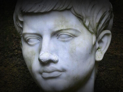 Publio Virgilio: En la obra de Dante Alighieri 'La Divina Comedia' aparece como su guía a través del Infierno y del Purgatorio