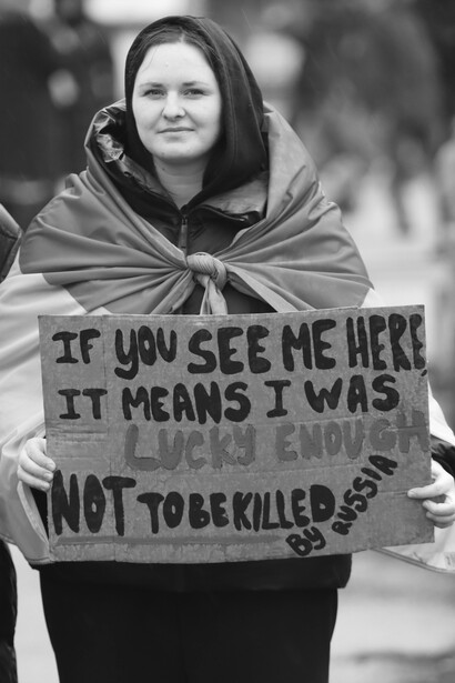 El conflicto ha reforzado la polarización global, con Rusia desafiando a Occidente y la OTAN aumentando su gasto militar, lo que incrementa el riesgo de una confrontación más amplia y prolongada