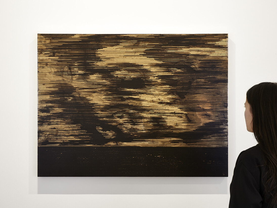 Teresita Fernández, Golden (Ikat Sky), 2014, Gold chroming and India ink on wood panel, 91,4 x 121,9 cm © Teresita Fernández- All rights reserved, courtesy
of the Artist and Almine Rech Gallery