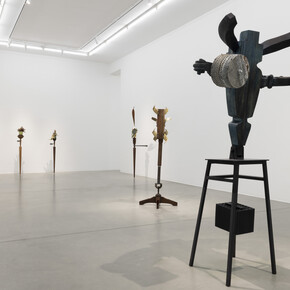 Francesco Simeti, Tutti giù per terra, veduta della mostra. Cortesia di Francesca Minini. Foto di Andrea Rossetti