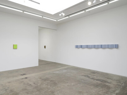Lisa Williamson, Hover land lover, exhibition view. Courtesy of Tanya Bonakdar Gallery