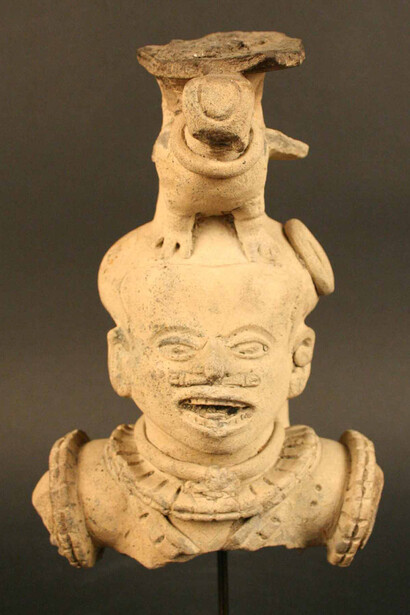 Figura antropomorfa

Materiales: Cerámica

Desarrollos Regionales 500 a.C.- 500 d.C.

Medidas: 220 mm de alto x 143 mm de ancho