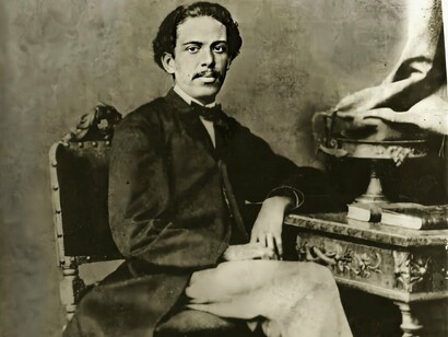 Machado de Assis com 25 anos. A crônica, que nascia nas páginas dos jornais, encontrou em Machado um de seus maiores cultores. Se hoje a reconhecemos como forma literária legitimamente brasileira, muito se deve a como ele a transformou: de registro circunstancial do cotidiano em reflexão perene sobre as pequenas e grandes hipocrisias sociais. As crônicas machadianas são particularmente esclarecedoras quando abordam a vida cultural carioca, capturando diferentes eventos, mas sobretudo a forma como o Rio se relacionava com a arte




