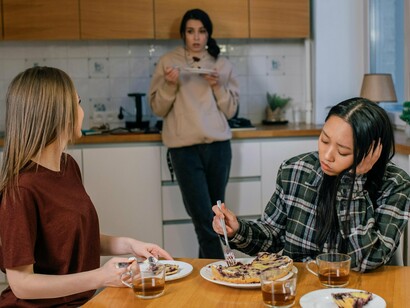 A escuta ativa é urgente. Ela pode transformar ambientes, curar feridas emocionais, restaurar relações e aliviar sofrimentos invisíveis. Em meio a um mundo barulhento e emocionalmente fragilizado, escutar ativamente é uma forma de amor, de empatia e de humanidade