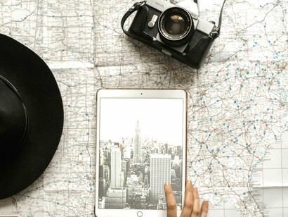 Mulher planeja sua próxima viagem. Tire fotos e faça vídeos, independentemente de suas habilidades fotográficas. Esses registros não são apenas para sua memória pessoal, mas também para compartilhar experiências e informações valiosas com outras pessoas futuramente