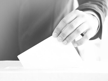 Persona ejerciendo su papel de elector