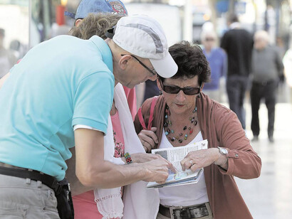 Turistas pidiendo ayuda para encontrar su destino