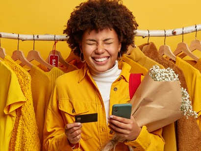 Em síntese, a inteligência artificial, impulsionada por algoritmos, redefine o consumo na sociedade contemporânea ao transformar dados em estratégias de persuasão altamente eficientes. Embora traga ganhos econômicos e conveniência, também impõe desafios éticos, sociais e ambientais. O futuro do consumo dependerá da capacidade coletiva de alinhar inovação tecnológica com responsabilidade social, garantindo que a IA sirva não apenas ao mercado, mas ao bem-estar humano e ao desenvolvimento sustentável e regulação e educação digital são essenciais para equilibrar consumo algorítmico