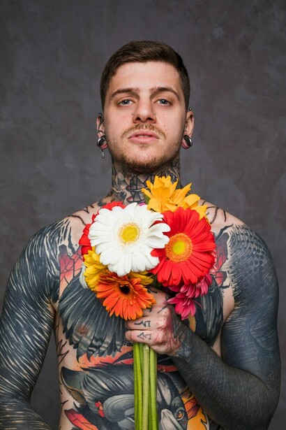 El tatuaje se ha convertido en mera mercancía que toma la superficie de nuestro cuerpo por un escenario en el que representar lo fútil y banal de la existencia humana