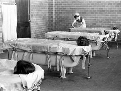 Pacientes reciben hidroterapia en el Pilgrim State Hospital de Long Island, EE. UU.
