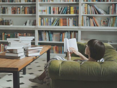 Donna che legge sul divano