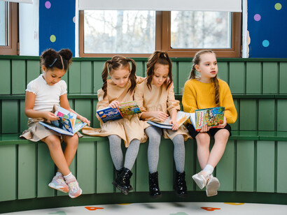 Crianças em club de leitura da escola