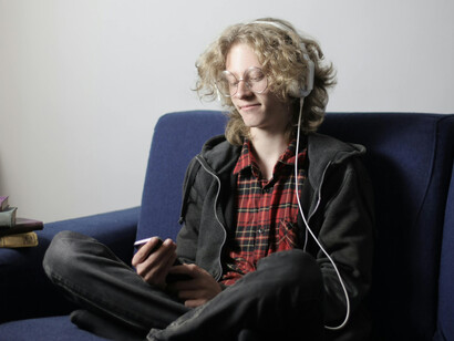 Adolescente escuta o novo álbum de seu artista favorito em plataforma de streaming de música