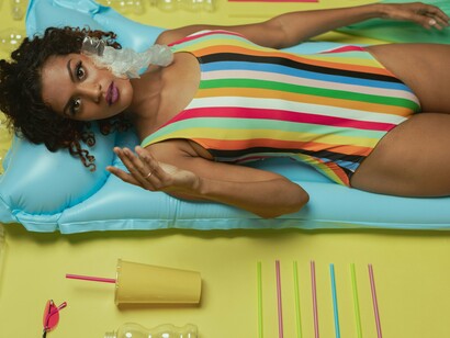 A indústria da moda é uma das mais poluentes do mundo. Estima-se que mais de 90 milhões de toneladas de resíduos têxteis sejam gerados anualmente. Parte significativa desse volume provém de sobras de produção: retalhos cortados em fábrica, fios que sobram de teares, tecidos rejeitados por pequenas imperfeições