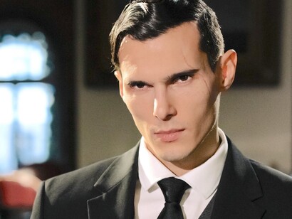 Homem aponta arma ao outro