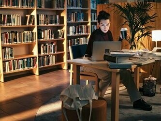 Mulher escreve livro. Uma consciência que atravessa diacronias e sincronias, que é recuperada através da história, isto é, da interpretação das obras, dos textos onde se manifesta o acto de existir. É a narratividade própria da experiência temporal do existir que o texto configura

