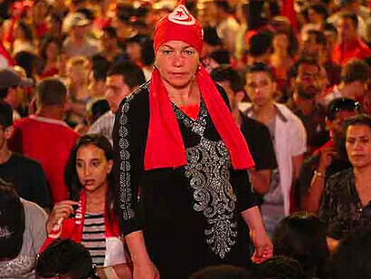Tunisian woman in a demonstration for gender equality: this feminist policy remains confronted with conservative mentalities