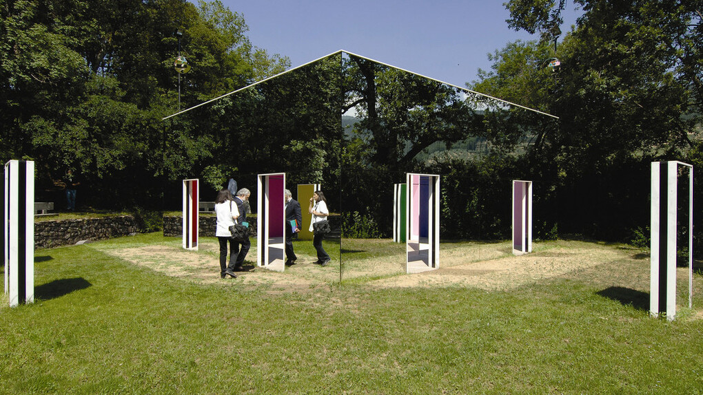 Photo-souvenir: Daniel Buren, La cabane éclatée aux 4 salles. Lavoro in situ e permanente, Collezioni Gori, Fattoria di Celle, Santomato di Pistoia, foto Aurelio Amendola, Courtesy Galleria Continua - © DB - ADAGP, Paris
