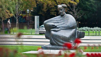 Escultura de Marko Marulić en Zagreb, Croacia. Marulić fue una figura clave del humanismo europeo, capaz de tender puentes entre literatura, ética, espiritualidad y pensamiento moderno desde la periferia del Renacimiento