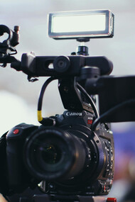 Luz, câmera, ação: bastidores da história de um programa de televisão argentino para desempregados