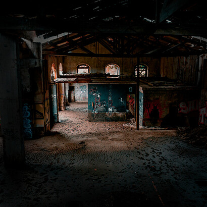 Prédio abandonado. Só a luz da lua e dos candeeiros da rua é que iluminam o espaço