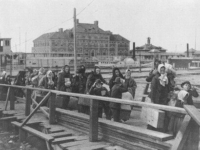 Gli immigrati entrano negli Stati Uniti attraverso Ellis Island, il più grande punto di ingresso negli Stati Uniti tra il 1892 e il 1954, (1902)
