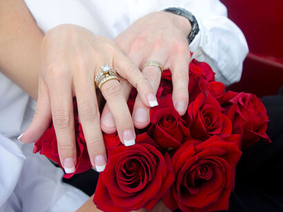 Los novios luciendo sus nuevos anillos