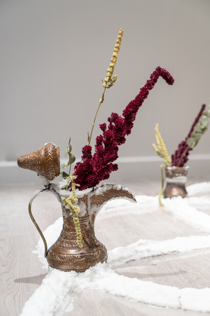Bianca Bondi
İsimsiz I Untitled, 2020
Tuz kristalleri, bitkiler, bakır vazolar
Salt crystals, plants, copper vases Değişken boyutlarda I Dimensions variable