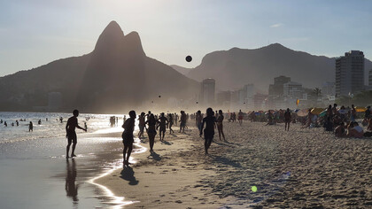 Turistas e locais aproveitam um dia de praia no Rio de Janeiro