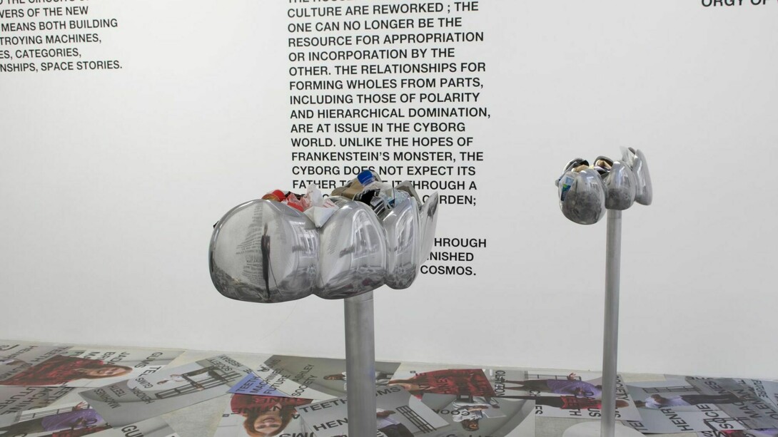LiliReynaud-Dewar-TEETH, GUMS, MACHINES,FUTURE, SOCIETY (trash cans),2016Aluminium. 110 x 25 x 71 cm-Vue de l’exposition / View of the exhibition «Dents, gencives, machines, futur, société», kamelmennour (6rueduPontdeLodi), Paris, 2016© LiliReynaud-DewarPhoto. JulieJoubert & archives kamelmennourCourtesy the artist and kamelmennour, Paris/London