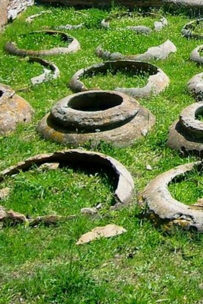 Dolii o orci, contenitori interrati per la conservazione del vino e dell'olio, Ostia Antica. Il vino accompagnava i pasti quotidiani dei Romani, consumato sia dai ceti più alti che dalle classi popolari, benché di qualità diversa