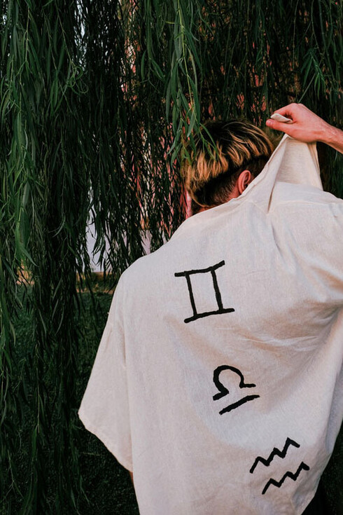 El horóscopo se basa en la posición de los astros en el momento exacto del nacimiento de una persona, y define principalmente su signo solar