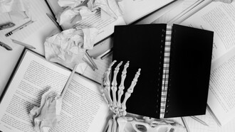 No entanto, os dias não são todos iguais e, de longe, que são todos hiper-mega produtivos. Longe disso. Há dias em que simplesmente, não tenho vontade de fazer nada e não faço. O trabalho atrasa-se? Sim. Mas não sou uma máquina e, se tenho algum tempo livre, vou aproveitá-lo enquanto posso. Quando tiver um trabalho das 9h às 17h não vou poder parar quando quiser ou faltar quando me apetecer