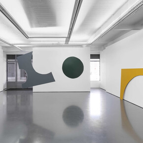 Antonio Ballester Moreno, Cutouts, vista da exposição. Cortesia de Pedro Cera