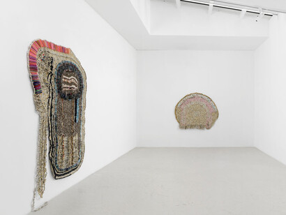 Moffat Takadiwa, The crown! Vue de l'exposition. Avec l'aimable autorisation de la Galerie Semiose