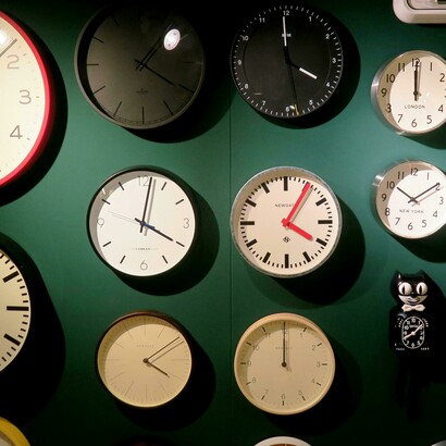 La fluidità del tempo e dello spazio diventa una possibilità di esistere senza trasformare l’identità in un dogma