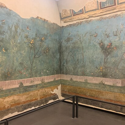 Gli affreschi sono esempi straordinari del cosiddetto “secondo stile pompeiano”, caratterizzato da illusioni prospettiche e scenari architettonici. Foto di Raffaella Cesareo