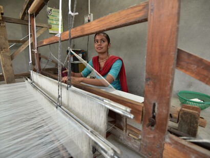 Sheetal HIteshbhai, part of youth weaving revival in Kachchh © Ashish Kothari