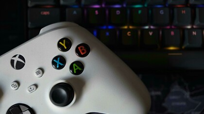Como consequência desse contexto, muitos jogos lançados até o momento são de caráter multigeracional, isto é, foram desenvolvidos para consoles da geração anterior (PlayStation 4 e Xbox One) e também adaptados para a nova geração com melhorias gráficas e técnicas, mas sem tirar pleno proveito do novo hardware. Exemplos emblemáticos são “Horizon Zero Dawn” e “God of War”, que, embora lançados originalmente para o PS4, receberam versões remasterizadas para o PS5. Essa multigeracionalidade limitou avanços significativos advindos das tecnologias exclusivas da nova geração, como o SSD ultrarrápido do PS5, que permite carregamentos quase instantâneos e aprimora a experiência de jogo por meio da redução de telas de loading