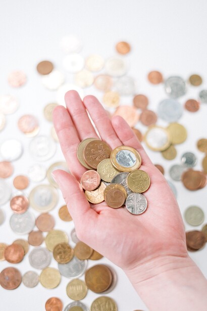 Pessoa segura moedas de diferentes países