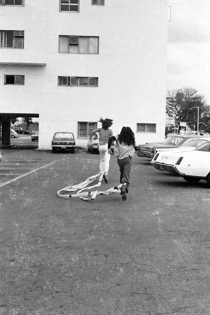 Eugenio Espinoza, Untitled, 1973, Performed as part of Textiles, grids, post cards, Galeria Conkright, Caracas, 1973. Black and white photograph, Courtesy the artist