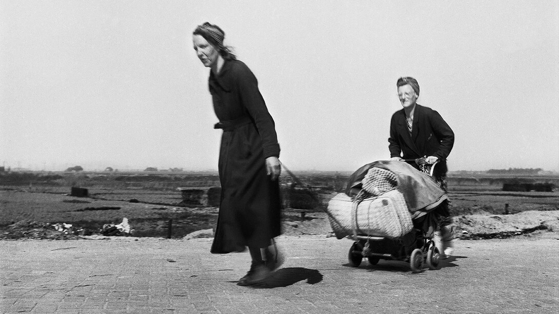 Twee vrouwen op de terugweg van een hongertocht, begin 1945. Courtesy of Foam © Cas Oorthuys / Nederlands Fotomuseum