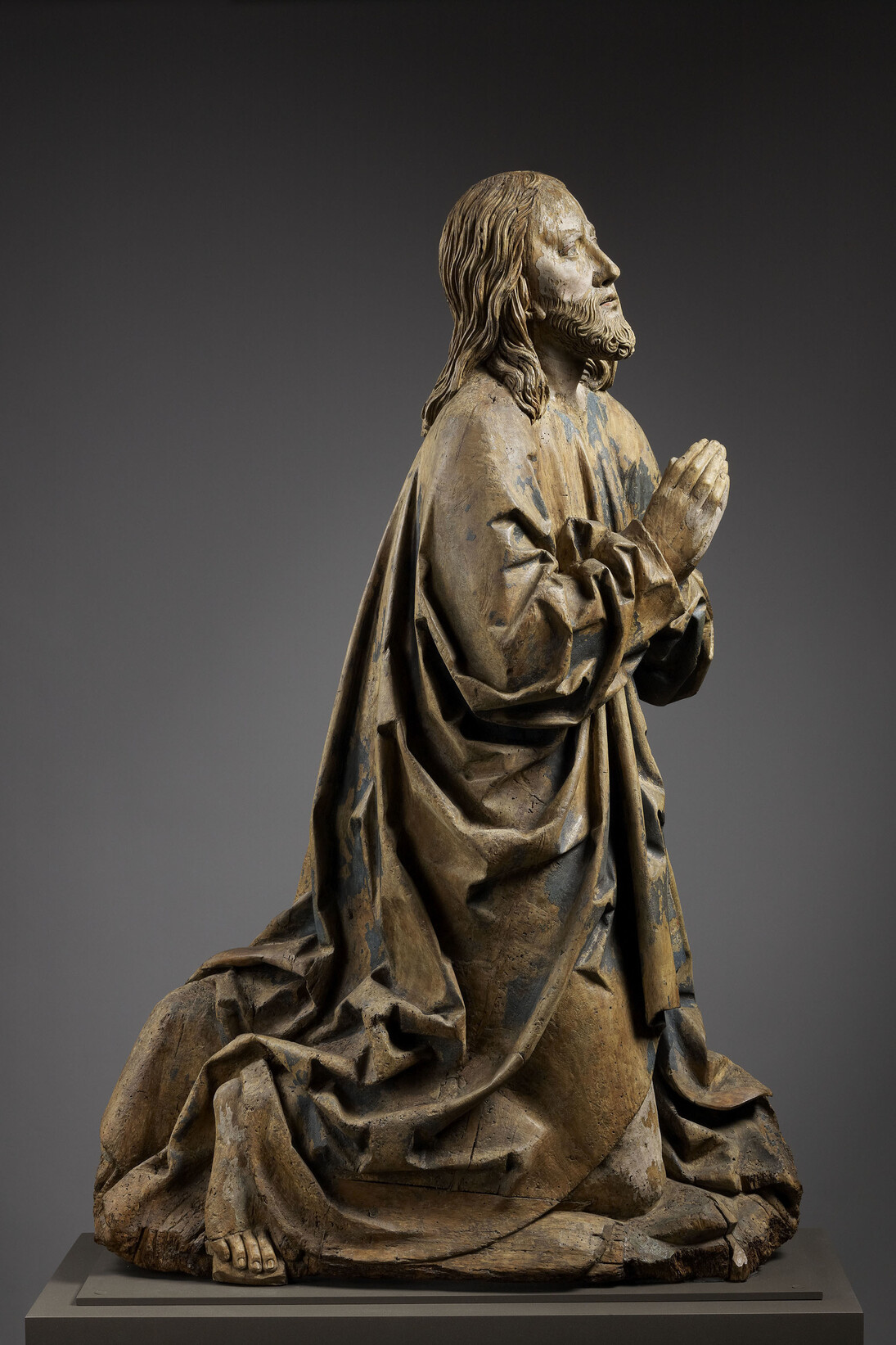 Le Christ au mont des oliviers, Atelier de Niclaus Weckmann, vers 1500-1520, Tilleul polychromé, H. 145 ; L. 94 ; P. 44 cm, Paris, Musée du Louvre. (inv. RF 1381) © Musée du Louvre, dist. Rmn-Grand Palais / Thierry Ollivier