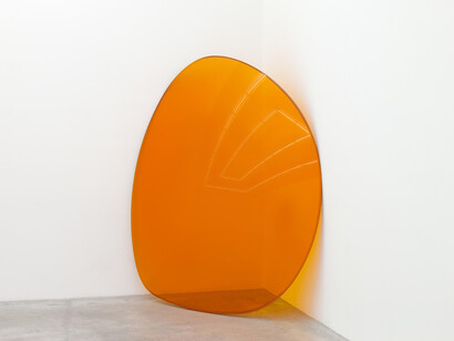 Alex Israel, Lens (Orange), 2015, UV Protective Plastic Lens, 213,4 x 243,8 x 35,9 cm, 84 x 96 x 14 1/8 inches, Edition of 4 + 1 AP © Alex Israel - Photo: Zarko Vijatovic, Courtesy of the artist and Almine Rech Gallery