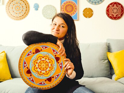 Jovem mostra sua mandala colorida